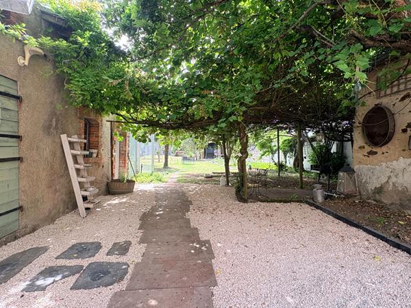 Maison ancienne de charme rénovée avec pierres, tuffeau, 4 chambres et jardin sans vis-à-vis