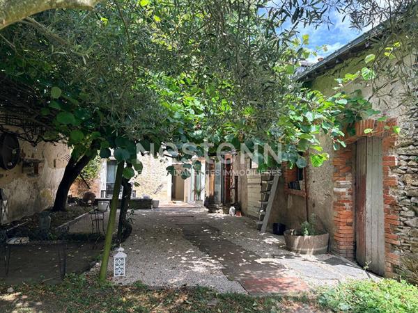 Maison ancienne de charme rénovée avec pierres, tuffeau, 4 chambres et jardin sans vis-à-vis