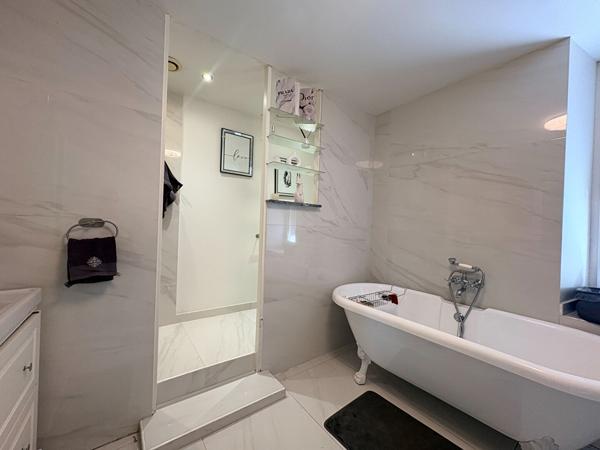 Maison ancienne de charme rénovée avec pierres, tuffeau, 4 chambres et jardin sans vis-à-vis