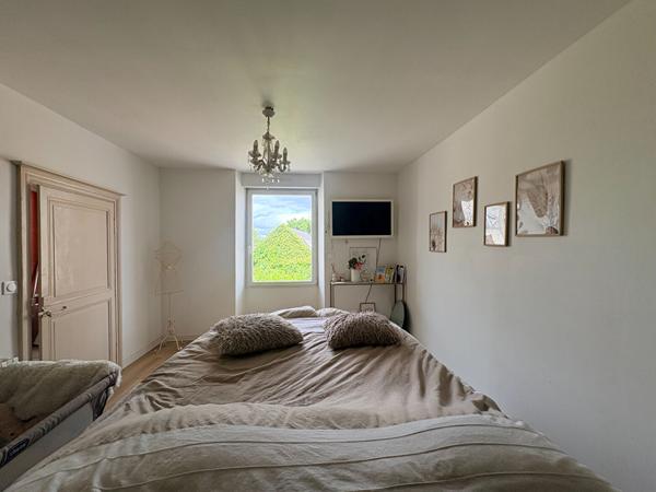 Maison ancienne de charme rénovée avec pierres, tuffeau, 4 chambres et jardin sans vis-à-vis