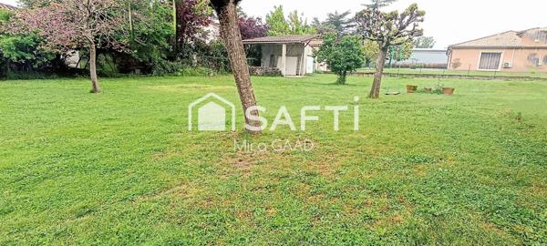 Terrain plat dans une impasse avec dependances