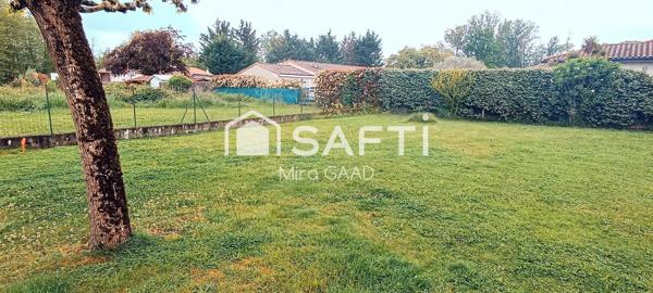 Terrain plat dans une impasse avec dependances