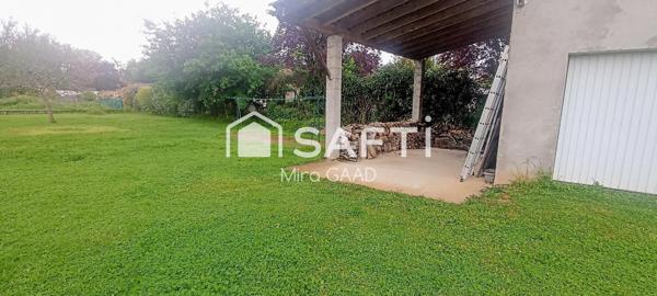 Terrain plat dans une impasse avec dependances