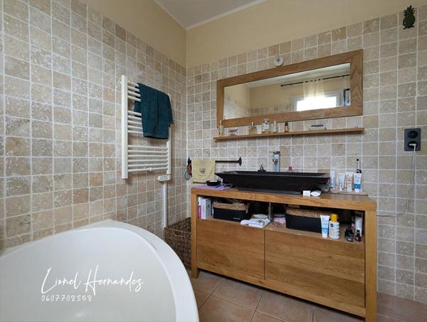 Villa 5 pièces de plain-pied - 132m² - Piscine - Garage - Panneaux solaires - Terrain de 1203m²