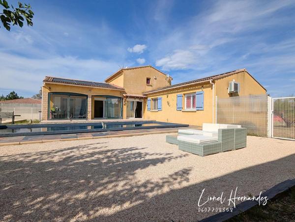 Villa 5 pièces de plain-pied - 132m² - Piscine - Garage - Panneaux solaires - Terrain de 1203m²