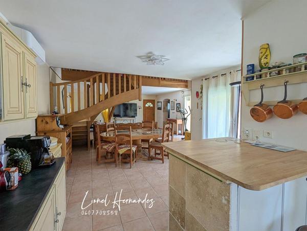 Villa 5 pièces de plain-pied - 132m² - Piscine - Garage - Panneaux solaires - Terrain de 1203m²