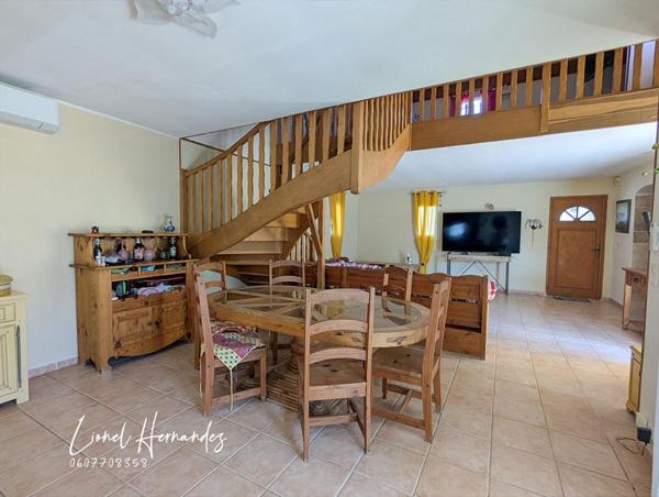 Villa 5 pièces de plain-pied - 132m² - Piscine - Garage - Panneaux solaires - Terrain de 1203m²