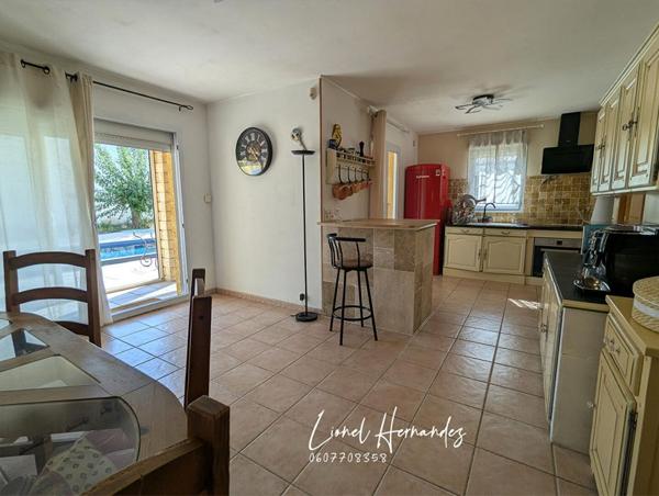 Villa 5 pièces de plain-pied - 132m² - Piscine - Garage - Panneaux solaires - Terrain de 1203m²