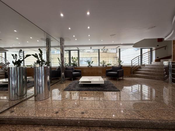 Bureaux à louer Neuilly-sur-Seine terrasse privative métro à proximité