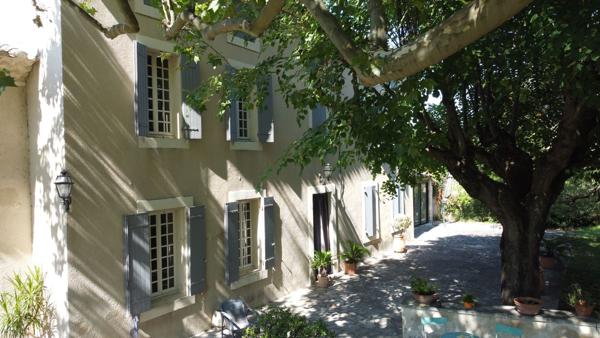 Mas provençal de caractère avec vaste jardin, dépendances et potentiel exceptionnel Monteux