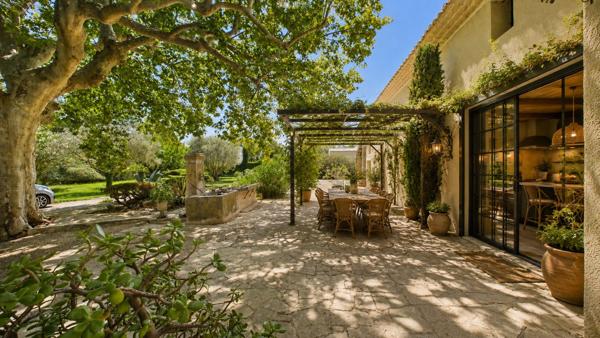Mas provençal de caractère avec vaste jardin, dépendances et potentiel exceptionnel Monteux