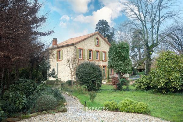 Bâtisse en pierre de 1850 avec piscine et parc séculaire