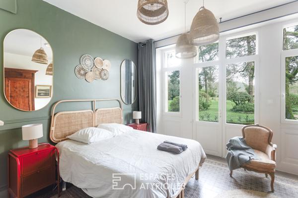 Bâtisse en pierre de 1850 avec piscine et parc séculaire