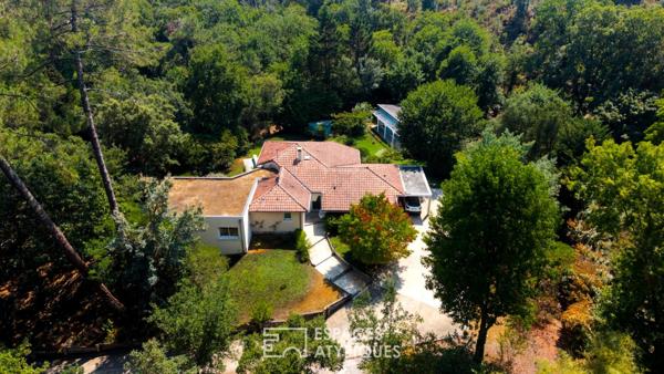 Entre étang et océan, une villa d’exception