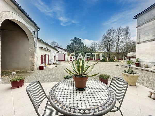 3 Maisons avec garages et nombreuses dépendances