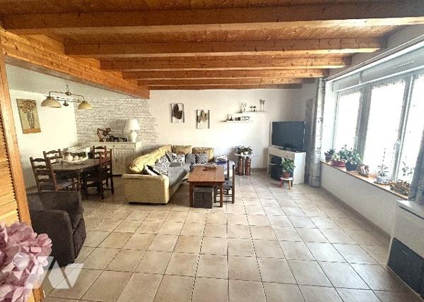 En centre-ville, jolie maison ancienne sur 3 niveaux avec 4 chambres, terrasse bois et jardin clos.
