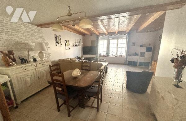 En centre-ville, jolie maison ancienne sur 3 niveaux avec 4 chambres, terrasse bois et jardin clos.