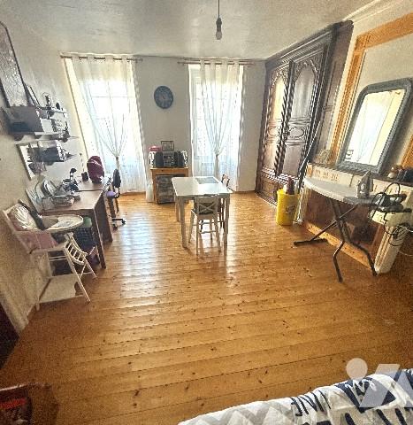 En centre-ville, jolie maison ancienne sur 3 niveaux avec 4 chambres, terrasse bois et jardin clos.