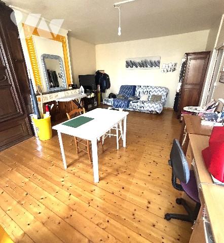 En centre-ville, jolie maison ancienne sur 3 niveaux avec 4 chambres, terrasse bois et jardin clos.