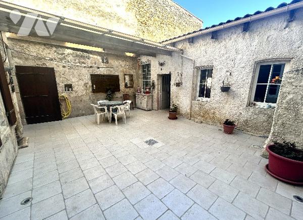 En centre-ville, jolie maison ancienne sur 3 niveaux avec 4 chambres, terrasse bois et jardin clos.