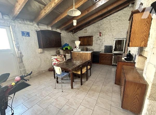 En centre-ville, jolie maison ancienne sur 3 niveaux avec 4 chambres, terrasse bois et jardin clos.