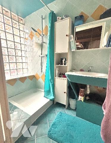 En centre-ville, jolie maison ancienne sur 3 niveaux avec 4 chambres, terrasse bois et jardin clos.