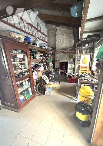 En centre-ville, jolie maison ancienne sur 3 niveaux avec 4 chambres, terrasse bois et jardin clos.