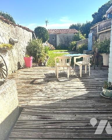 En centre-ville, jolie maison ancienne sur 3 niveaux avec 4 chambres, terrasse bois et jardin clos.