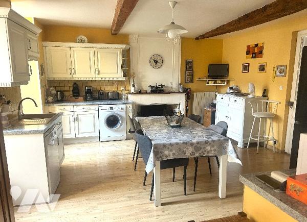En centre-ville, jolie maison ancienne sur 3 niveaux avec 4 chambres, terrasse bois et jardin clos.