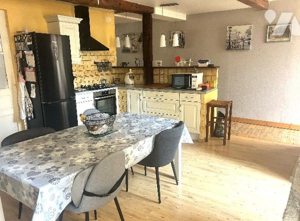 En centre-ville, jolie maison ancienne sur 3 niveaux avec 4 chambres, terrasse bois et jardin clos.