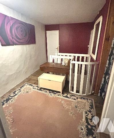 En centre-ville, jolie maison ancienne sur 3 niveaux avec 4 chambres, terrasse bois et jardin clos.