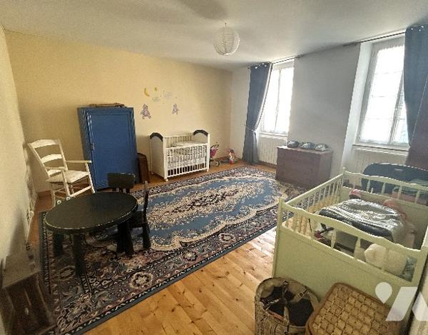 En centre-ville, jolie maison ancienne sur 3 niveaux avec 4 chambres, terrasse bois et jardin clos.