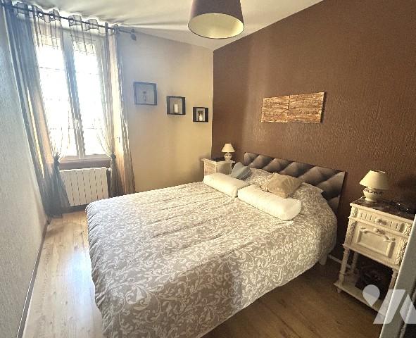En centre-ville, jolie maison ancienne sur 3 niveaux avec 4 chambres, terrasse bois et jardin clos.