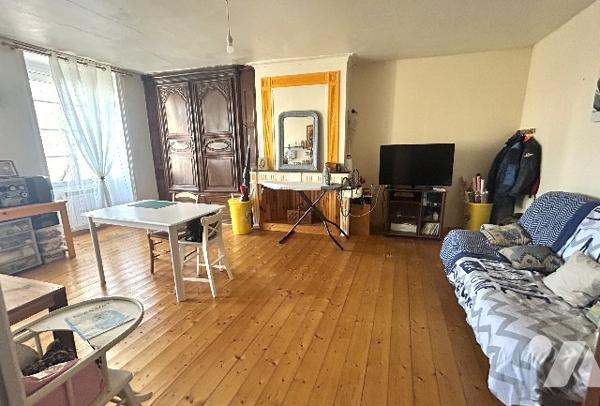 En centre-ville, jolie maison ancienne sur 3 niveaux avec 4 chambres, terrasse bois et jardin clos.