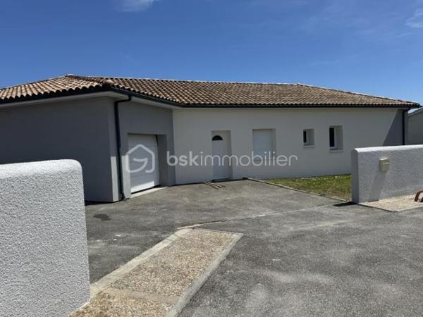 Sur une parcelle de 1000 M2, à 10 Mn de Valence, dans un secteur résidentiel au calme, vous disposez d'une maison de construction récente avec de très bonnes prestations énergétiques.
La maison vous ouvre ses portes sur une belle pièce de vie avec cuisine ouverte donnant sur le jardin. 
Côté nuit, 4 chambres et une salle de bains avec douche et baignoire.
Grand garage.
A visiter rapidement !