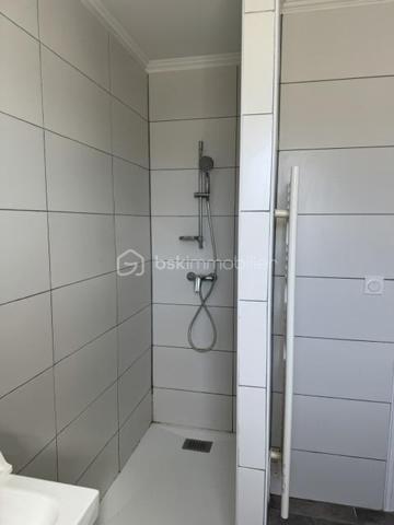 Sur une parcelle de 1000 M2, à 10 Mn de Valence, dans un secteur résidentiel au calme, vous disposez d'une maison de construction récente avec de très bonnes prestations énergétiques.
La maison vous ouvre ses portes sur une belle pièce de vie avec cuisine ouverte donnant sur le jardin. 
Côté nuit, 4 chambres et une salle de bains avec douche et baignoire.
Grand garage.
A visiter rapidement !