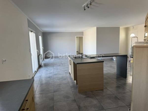 Sur une parcelle de 1000 M2, à 10 Mn de Valence, dans un secteur résidentiel au calme, vous disposez d'une maison de construction récente avec de très bonnes prestations énergétiques.
La maison vous ouvre ses portes sur une belle pièce de vie avec cuisine ouverte donnant sur le jardin. 
Côté nuit, 4 chambres et une salle de bains avec douche et baignoire.
Grand garage.
A visiter rapidement !
