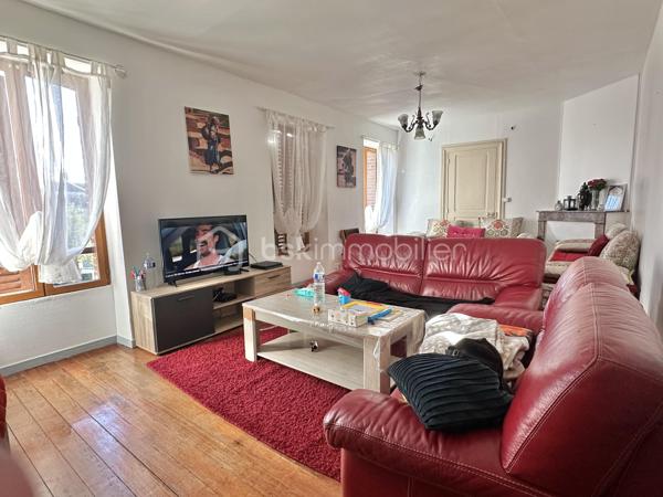 Sur Villeneuve sur Yonne même , proche des commerces , écoles et collège , je propose un immeuble comprenant trois lots sans copropriété .

Au rdc , deux T2 avec ds places de parking et au premier un T3 avec terrasse .

L'ensemble des lots ont chacun un compteur d'eau et électrique , double vitrage et tout à l'égout .

Pour plus d'information , merci de me contacter .