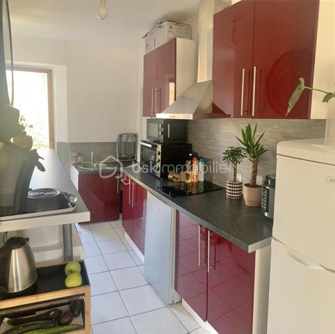 Sur Villeneuve sur Yonne même , proche des commerces , écoles et collège , je propose un immeuble comprenant trois lots sans copropriété .

Au rdc , deux T2 avec ds places de parking et au premier un T3 avec terrasse .

L'ensemble des lots ont chacun un compteur d'eau et électrique , double vitrage et tout à l'égout .

Pour plus d'information , merci de me contacter .
