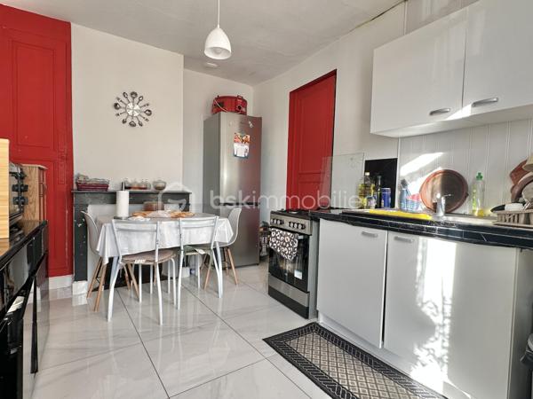Sur Villeneuve sur Yonne même , proche des commerces , écoles et collège , je propose un immeuble comprenant trois lots sans copropriété .

Au rdc , deux T2 avec ds places de parking et au premier un T3 avec terrasse .

L'ensemble des lots ont chacun un compteur d'eau et électrique , double vitrage et tout à l'égout .

Pour plus d'information , merci de me contacter .
