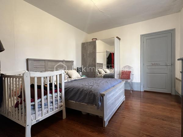 Sur Villeneuve sur Yonne même , proche des commerces , écoles et collège , je propose un immeuble comprenant trois lots sans copropriété .

Au rdc , deux T2 avec ds places de parking et au premier un T3 avec terrasse .

L'ensemble des lots ont chacun un compteur d'eau et électrique , double vitrage et tout à l'égout .

Pour plus d'information , merci de me contacter .