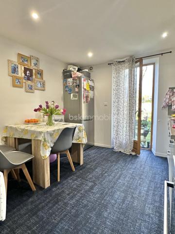 Sur Villeneuve sur Yonne même , proche des commerces , écoles et collège , je propose un immeuble comprenant trois lots sans copropriété .

Au rdc , deux T2 avec ds places de parking et au premier un T3 avec terrasse .

L'ensemble des lots ont chacun un compteur d'eau et électrique , double vitrage et tout à l'égout .

Pour plus d'information , merci de me contacter .