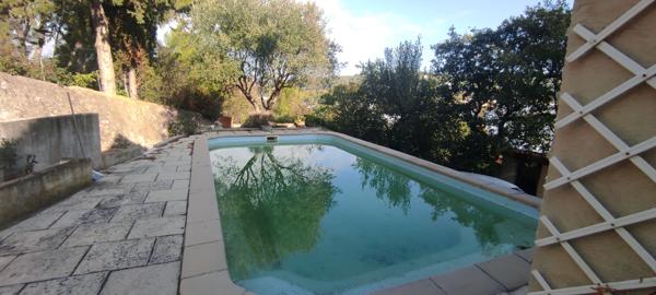 A vendre, Maison 5 pièces 120 m2 , piscine, garage et cave.