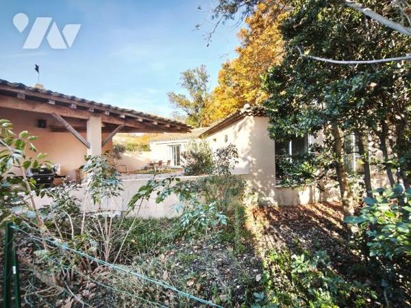 ST MARTIN DE CRAU, à deux pas du centre et des commerces, jolie maison de 114m² sur un  terrain...
