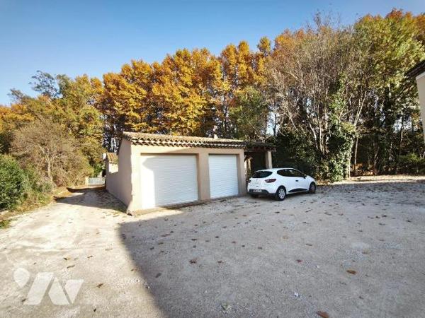 ST MARTIN DE CRAU, à deux pas du centre et des commerces, jolie maison de 114m² sur un  terrain...