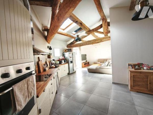 ST MARTIN DE CRAU, à deux pas du centre et des commerces, jolie maison de 114m² sur un  terrain...