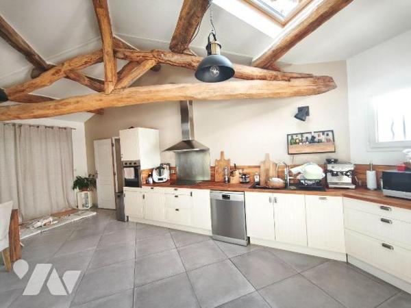 ST MARTIN DE CRAU, à deux pas du centre et des commerces, jolie maison de 114m² sur un  terrain...