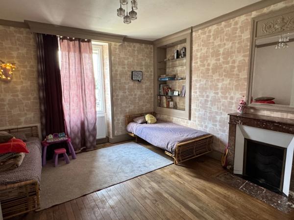 UN GRAND POTENTIEL POUR UNE DEMEURE DE CARACTERE EN CENTRE VILLE AVEC JARDIN ET GARAGE