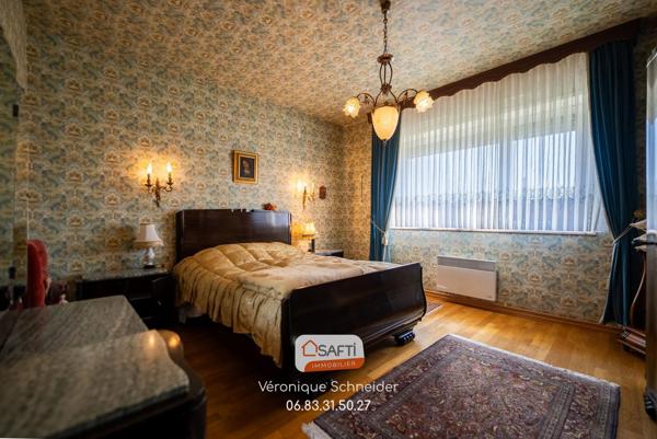 jolie maison implantée sur un grand terrain arboré et clôturé.