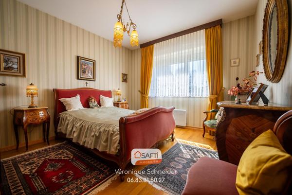 jolie maison implantée sur un grand terrain arboré et clôturé.